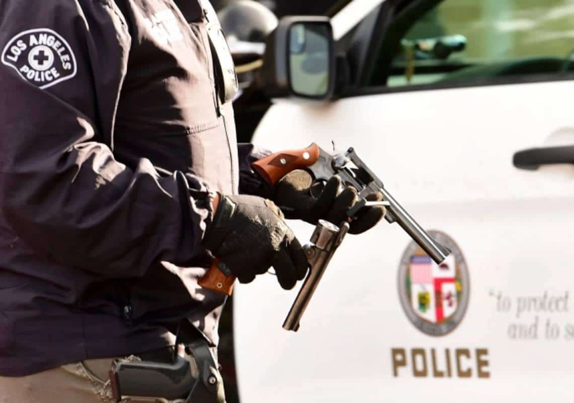 "אין להם מקום בעיר שלנו": לוס אנג'לס אוסרת על החזקת 'אקדחי רפאים'