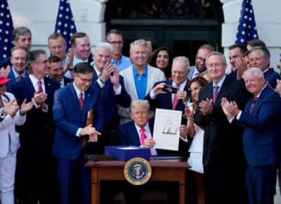 טראמפ חותם על "החוק הגדול והיפה" ביום העצמאות: הפחתות מס ענק וקיצוצים ברווחה