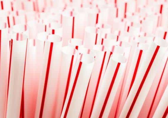 הצעת חוק חדשה בקליפורניה: קנס של 1,000 דולר על הגשת קשים לשתייה מפלסטיק ללא בקשה מפורשת מהלקוחות