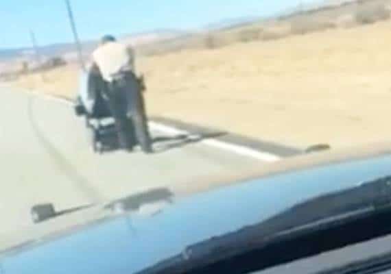 מרגש: כך סייעו שוטרים מקליפורניה לקשישה בכיסא גלגלים