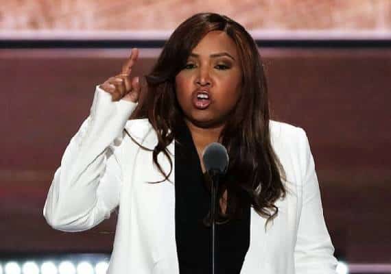 מנהלת סניף ניו יורק של משרד השיכון תתגורר בדיור הציבורי למשך חודש