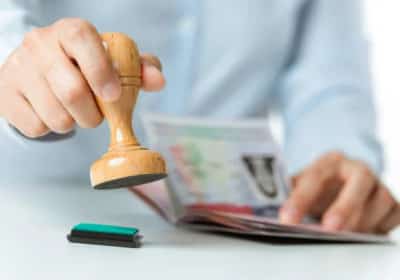 הוויזה לארה"ב מתייקרת: ממשל טראמפ מטיל אגרה חדשה על מבקרים