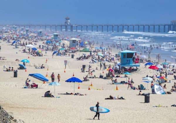 שיא האבסורד בדרום קליפורניה: תושבי לוס אנג'לס הציפו את חופי מחוז אורנג' וונטורה