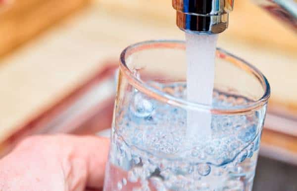 לא קפה, מים - זה הדבר הראשון שאתם צריכים לשתות כל בוקר