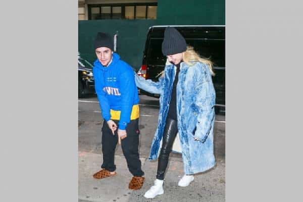 מה שעושה לו טוב: לג'סטין ביבר עדיין לא נמאס מנעלי הבית המעוצבות שלו 