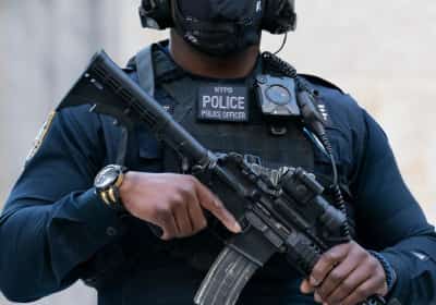 יוזמה ראשונה מסוגה מעוררת סערה בניו יורק: גוף אזרחי יקבל גישה ישירה למצלמות הגוף של השוטרים