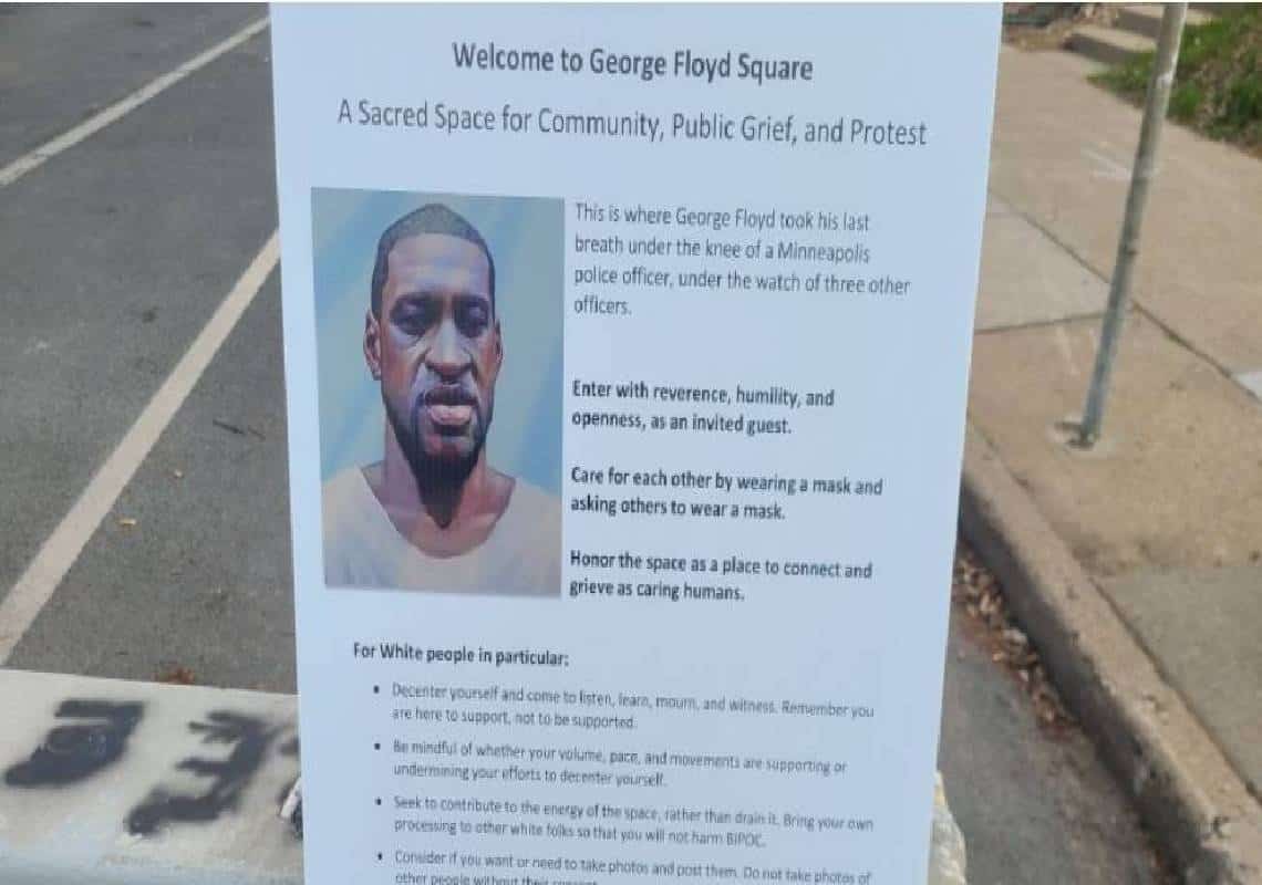 אמיתי: "חוקים מיוחדים נגד לבנים, ופולחן סגידה לפלויד" - ב'כיכר ג'ורג' פלויד' לבנים מופלים לרעה וישנו פולחן דתי