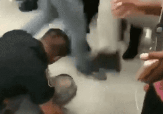 בגלל ריב בבית הספר: תלמידה היכתה שוטר ובעטה בפניו בזמן שעצר את חברתה - והכל תועד 