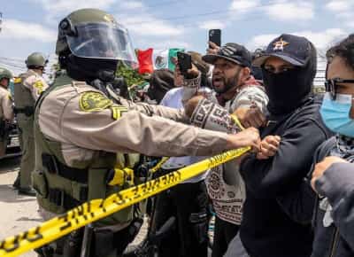 לוס אנג'לס בוערת: טראמפ פורס 2,000 חיילי משמר לאומי נגד הפגנות ההגירה