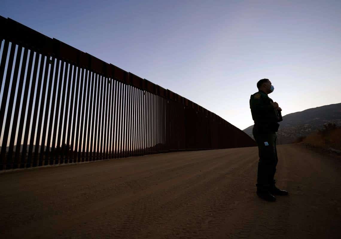 דיווח: ממשל ביידן צפוי לחדש את מדיניות 'הישארו במקסיקו'
