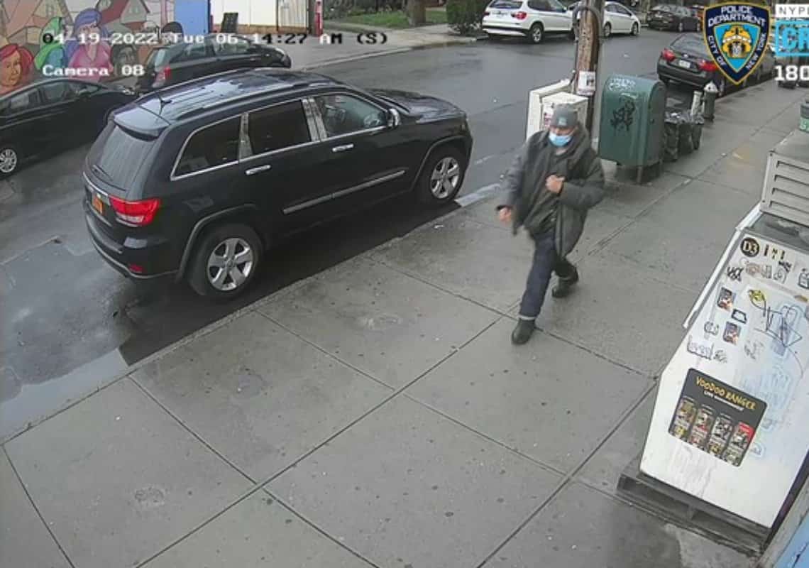 תקיפה אקראית ברחובות ניו יורק: בן 72 נדקר בפניו