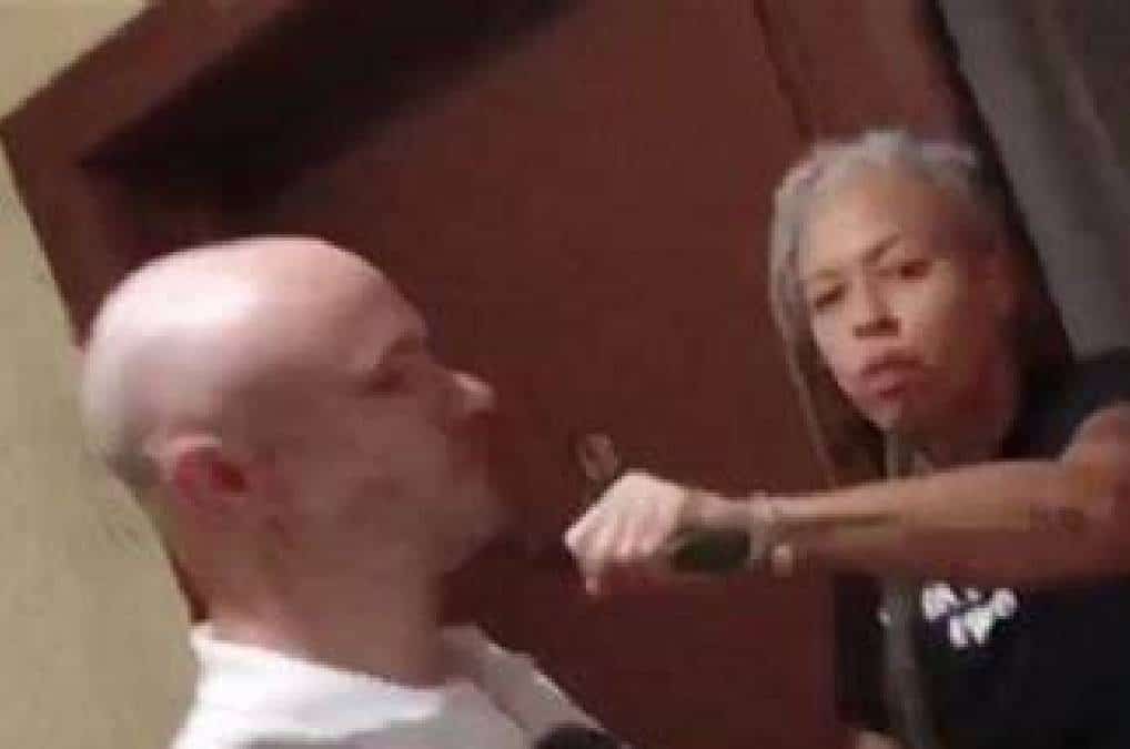 ניו יורק: פרופסורית מהשמאל הקיצוני הצמידה חרב לצווארו של עיתונאי