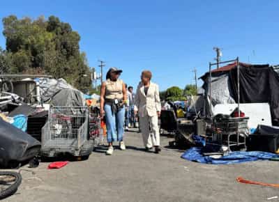 לוס אנג'לס מפנה מחנה ענק של חסרי בית בוואלי: 30 איש הועברו לדיור זמני
