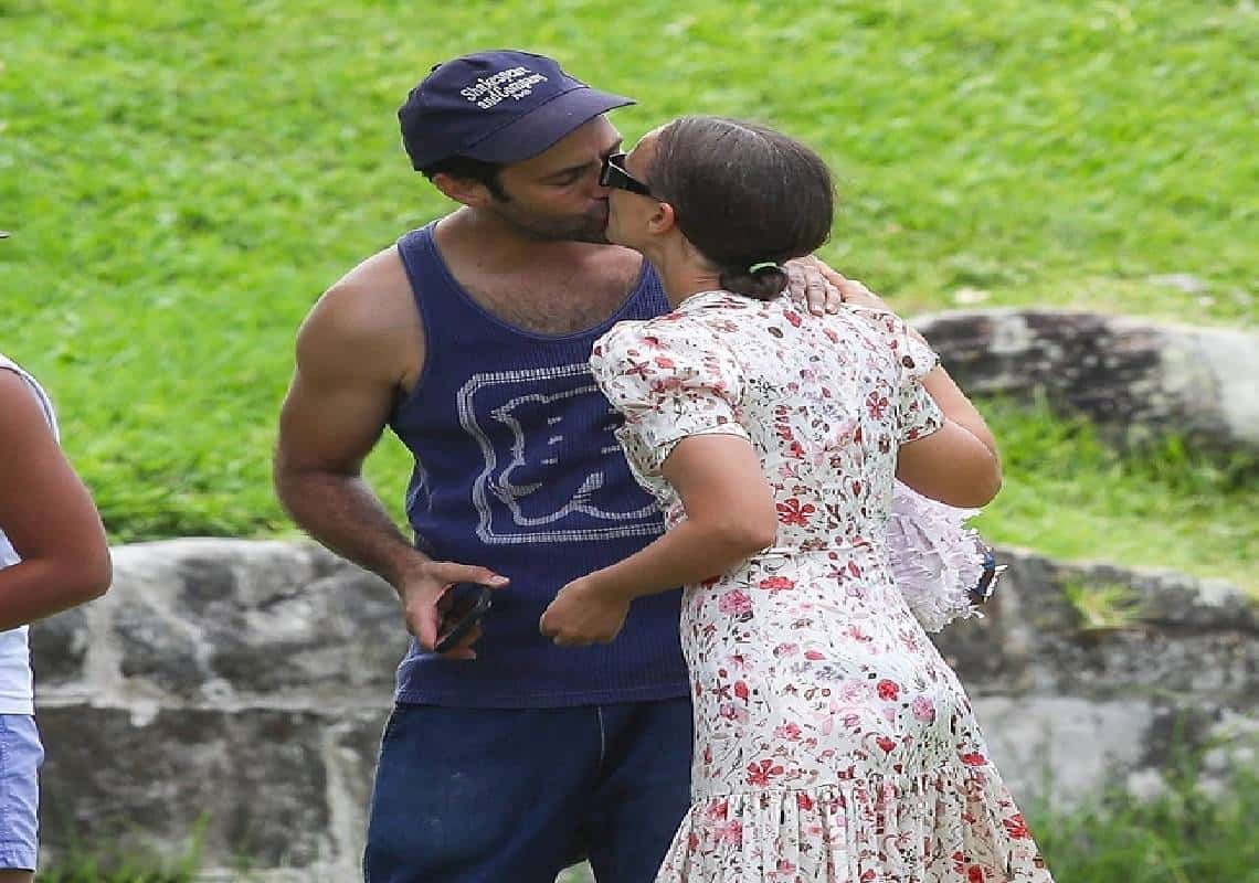 הרומנטיקה בשיאה: נטלי פורטמן ובעלה בפפראצי לוהט