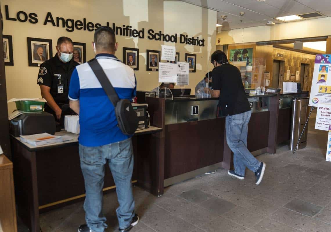 הורים תובעים את משרדי החינוך בקליפורניה בדרישה לבטל את חובת החיסונים