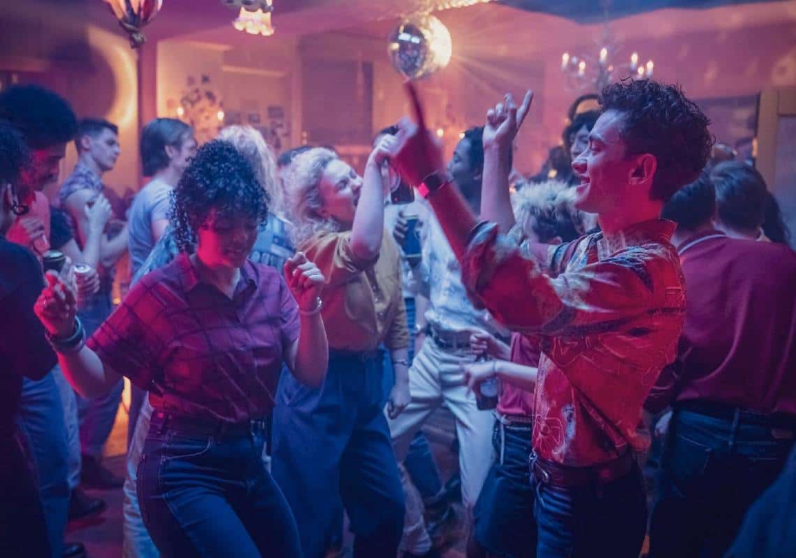 שני עשורים אחרי ״הכי גאים שיש״: התסריטאי ראסל דיוויס חוזר עם סדרה חדשה מבית HBO