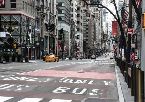 רחובות ריקים וחשש מפני קריסת מערכת הבריאות: המציאות החדשה של תושבי ניו יורק