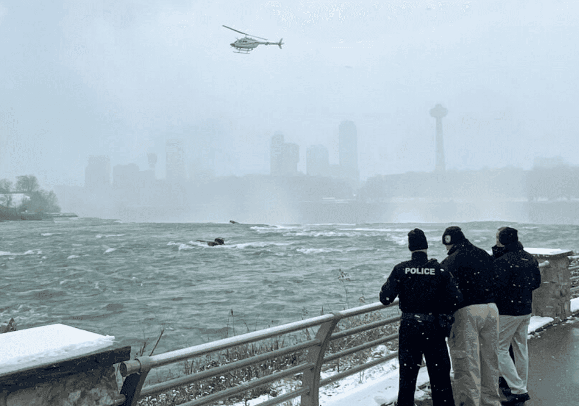 נורא: אישה קפצה עם בנה בן ה-5 מצוק במפלי הניאגרה