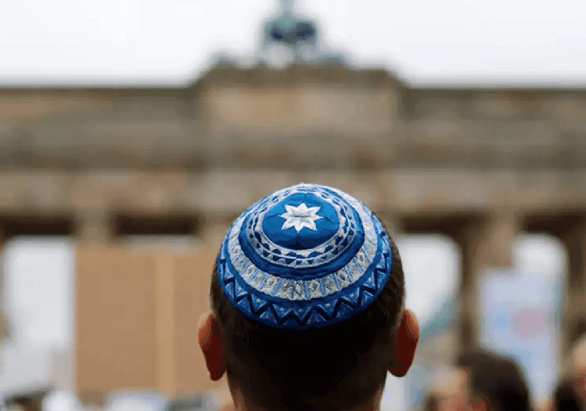 שנת 2023: בכירה בברלין מציעה ליהודים להצניע את הסממנים הדתיים שלהם