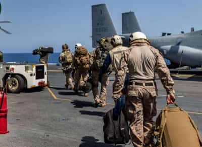 הצבא האיראני לועג לטראמפ על המשא ומתן לכאורה -  והצבא האמריקני שולח אלפי חיילים למזרח התיכון