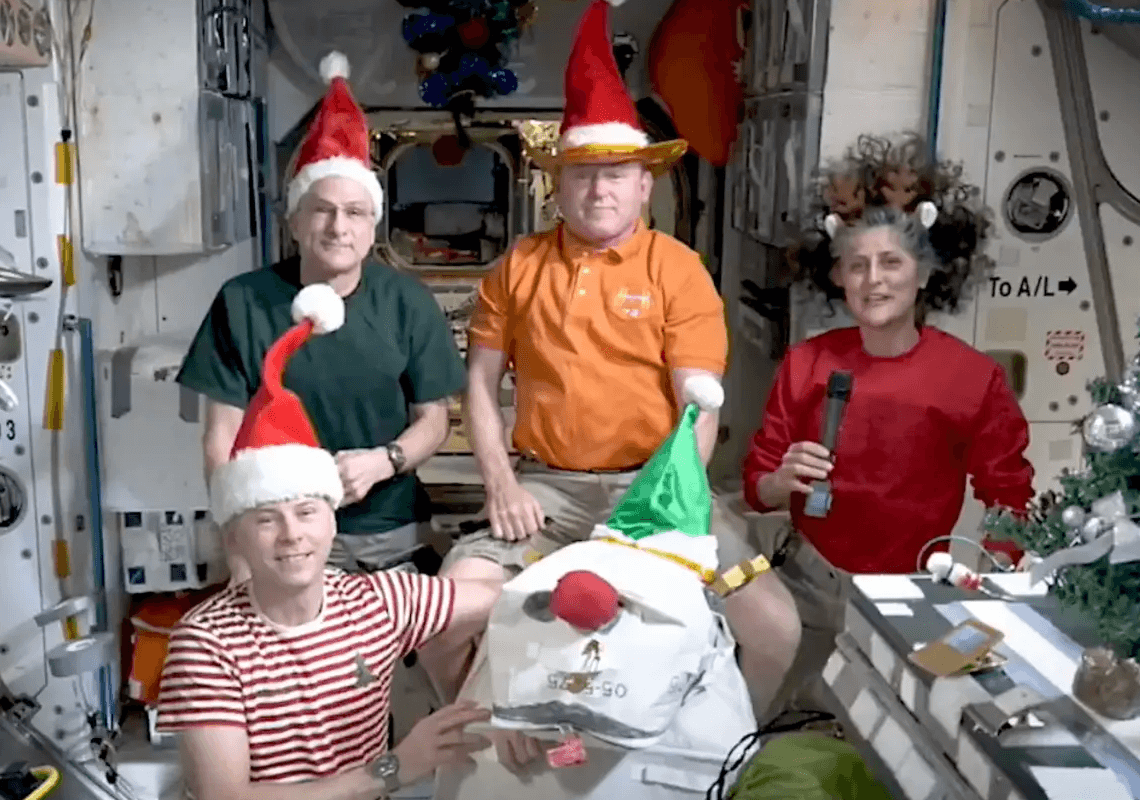 התמונה החגיגית של האסטרונאוטים התקועים בחלל מעוררת תאוריות קונספירציה 