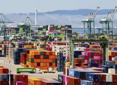 טראמפ חותם על מכסי ענק: ישראל זוכה ליחס מועדף בעוד עשרות מדינות ייפגעו קשות