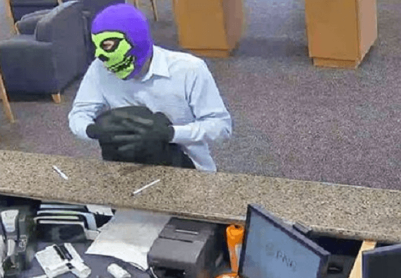 פלורידה: אדם חבוש מסכת גולגולת שדד בנק