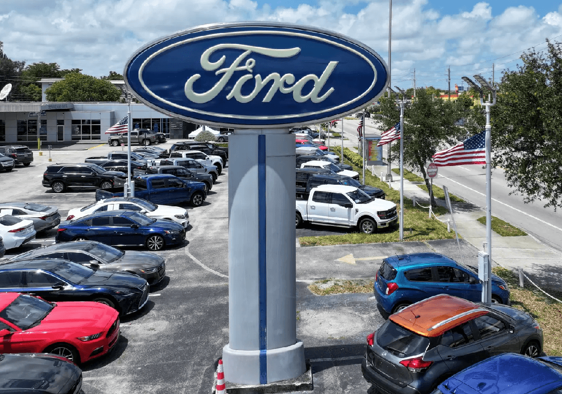 טראמפ חתם על הסכם סחר עם בריטניה - ויצרני הרכב האמריקאים כועסים