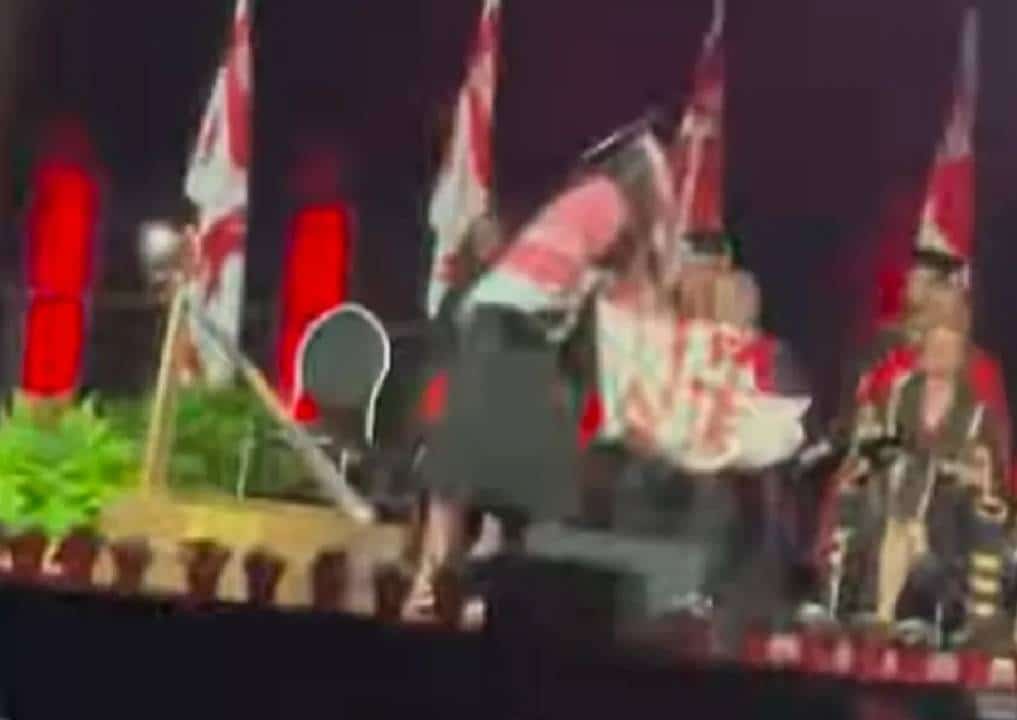 לבושה בכאפייה: סטודנטית מאוניברסיטת היוקרה ירקה בפניו של הדיקן במהלך טקס חלוקת התעודות