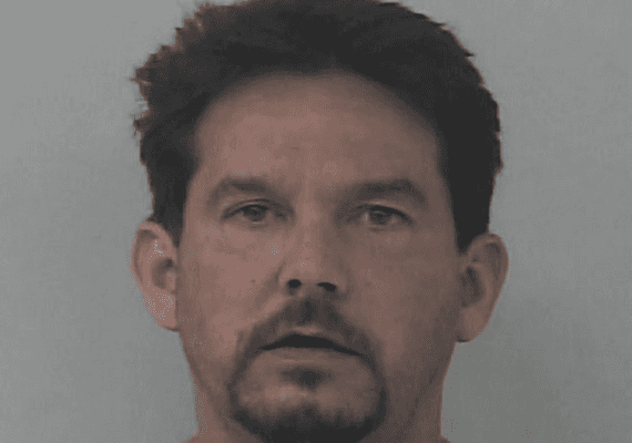 תעלול או אלימות? תושב פלורידה נעצר לאחר שעשה "wet willy" לחברתו