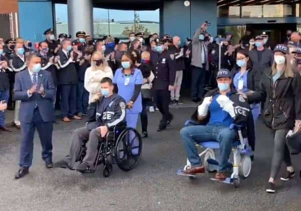 "מגיע לגיבורים להעביר את החג בבית": השוטרים שנפצעו בתקרית הירי בקווינס שוחררו מבית החולים