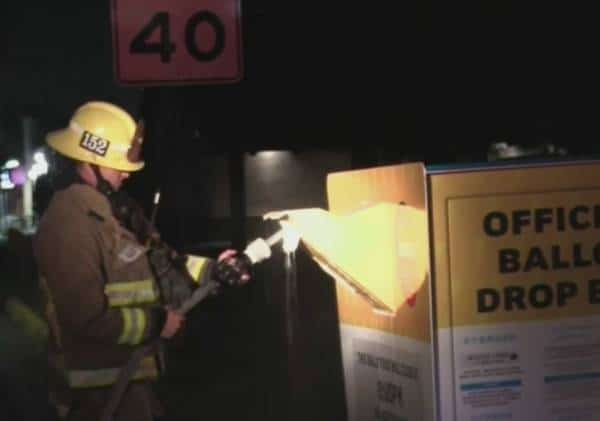 "לא נאפשר פגיעה בדמוקרטיה": תיבת קלפי בלוס אנג'לס עלתה באש, חשד שמדובר בהצתה מכוונת