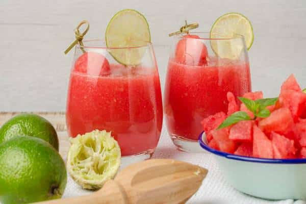 צר לנו לאכזב את אוהבי הגלידות: הן לא כלולות ברשימת המזונות שיקררו אתכם בחום הגדול