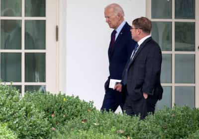 הרופא האישי של ביידן נטש את האולם אחרי שסירב לענות לשאלות על מצבו המנטלי