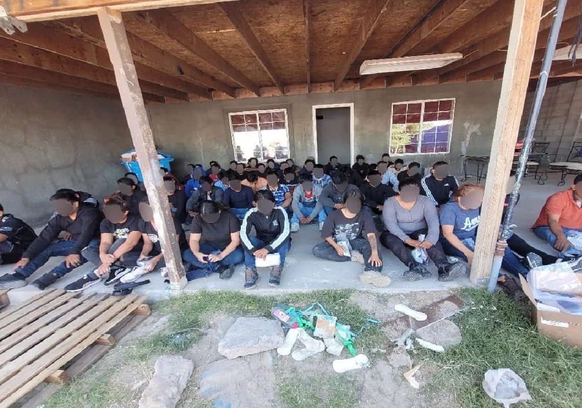 עשרות מהגרים בלתי חוקיים נמצאו בבית באזור גבול ארה"ב-מקסיקו