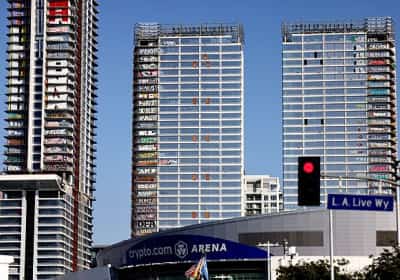 המונדיאל והאולימפיאדה בדרך ללוס אנג'לס, ומגדלי היוקרה הנטושים גורמים למבוכה גדולה בלב העיר