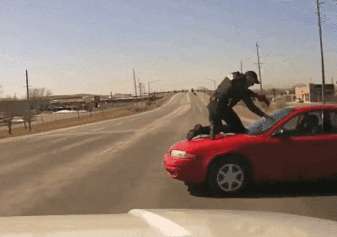 תיעוד: השוטר עלה על מכסה המנוע - הנהג המשיך ללחוץ על הדוושה 