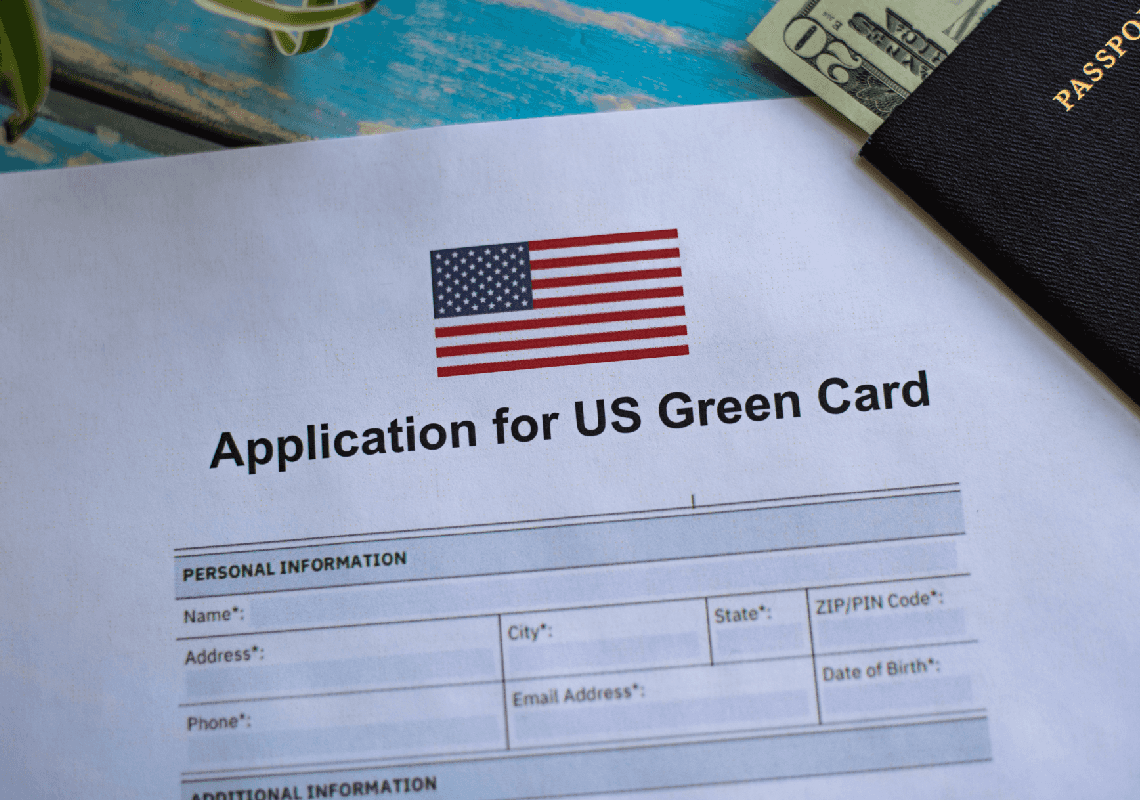 ממשל טראמפ מקפיא בקשות לגרין קארד