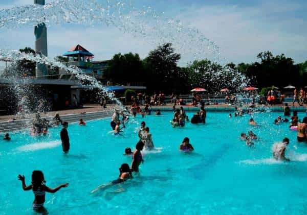 רשויות הבריאות מזהירות מפני חיידק אלים המועבר בבריכות שחייה