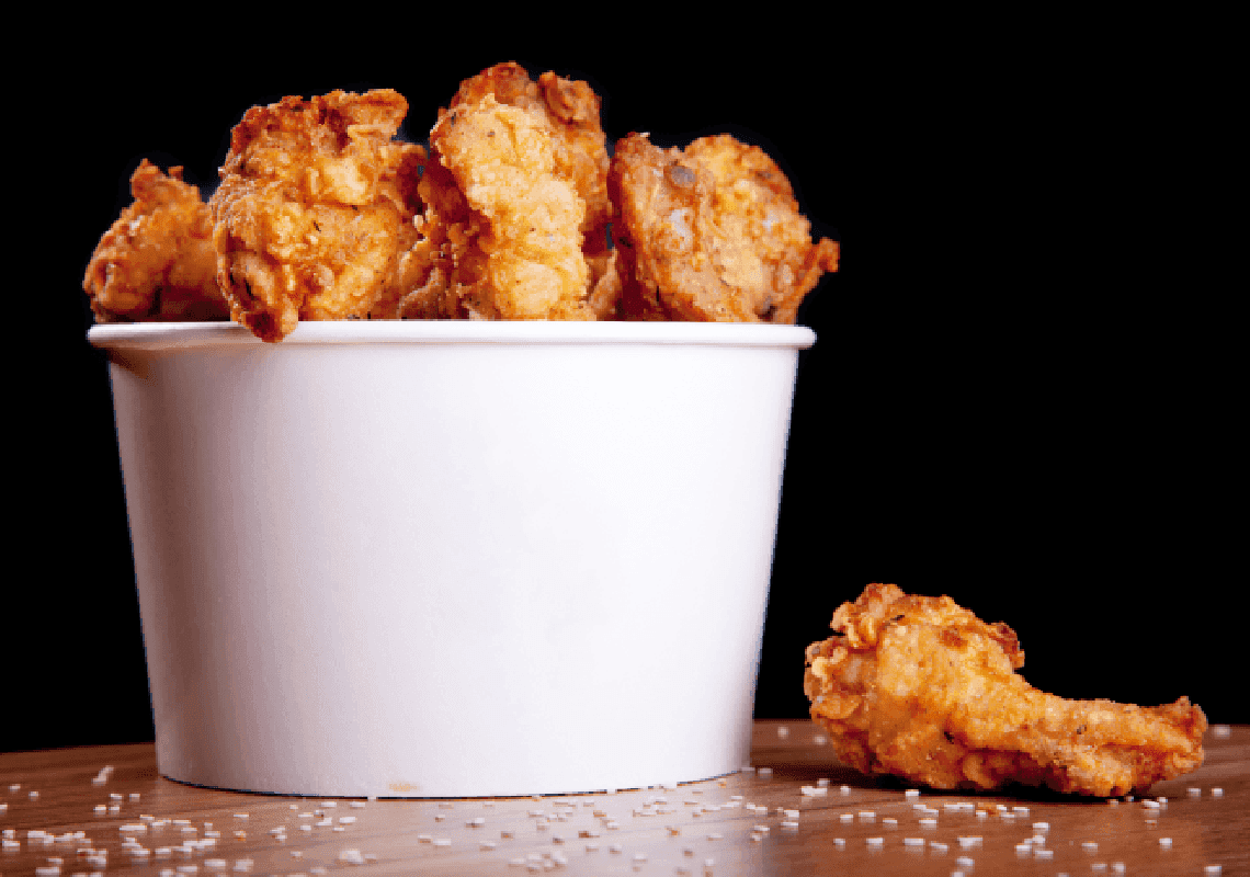 עובדת ביה"ס בשיקגו מואשמת בהונאה של 1.5 מיליון דולר - על ידי גניבת כנפי עוף 