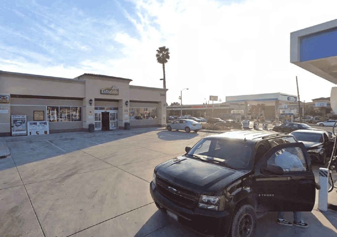 אמא מקליפורניה חשודה שנטשה את התינוק שלה בפח בשירותים של תחנת דלק 