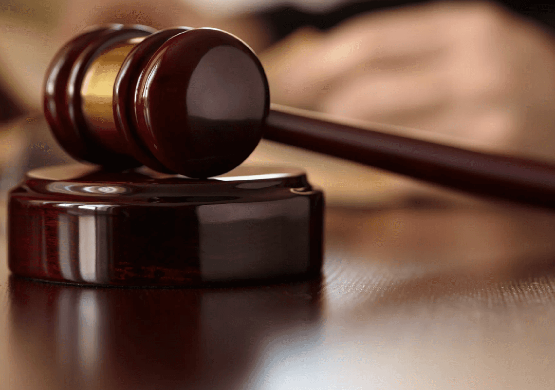 תובעים פדרליים מאשימים את אחד האנשים העשירים בעולם בהונאת משקיעים