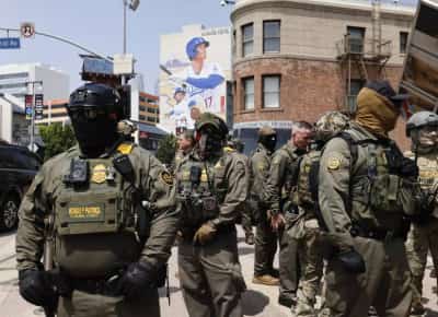 קליפורניה נגד טראמפ: כמעט שבעים אחוזים מהבוחרים מתנגדים לאכיפת ההגירה הקשוחה