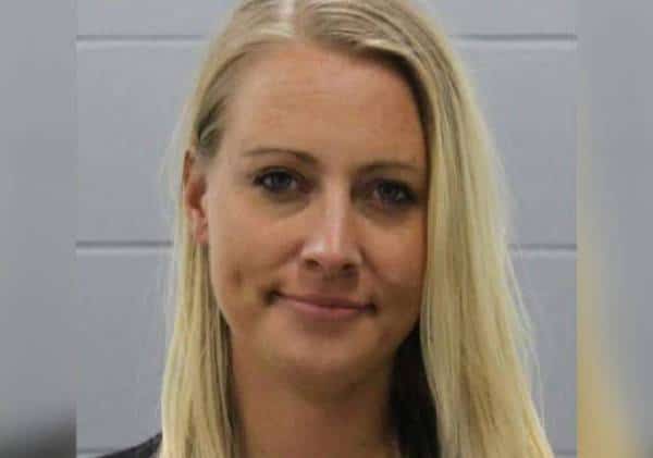 חדשות לפנים: מגישת חדשות הבוקר ניפצה בקבוק בירה על ראשו של אדם לאחר ויכוח פוליטי בבר