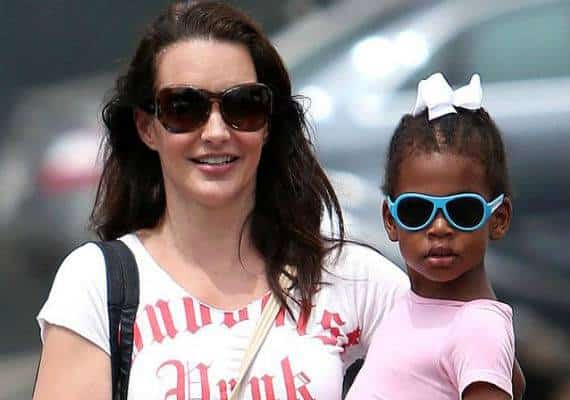 שארלוט מ'סקס והעיר הגדולה', הלא היא השחקנית קריסטין דיוויס, מאמצת ילד גם במציאות 