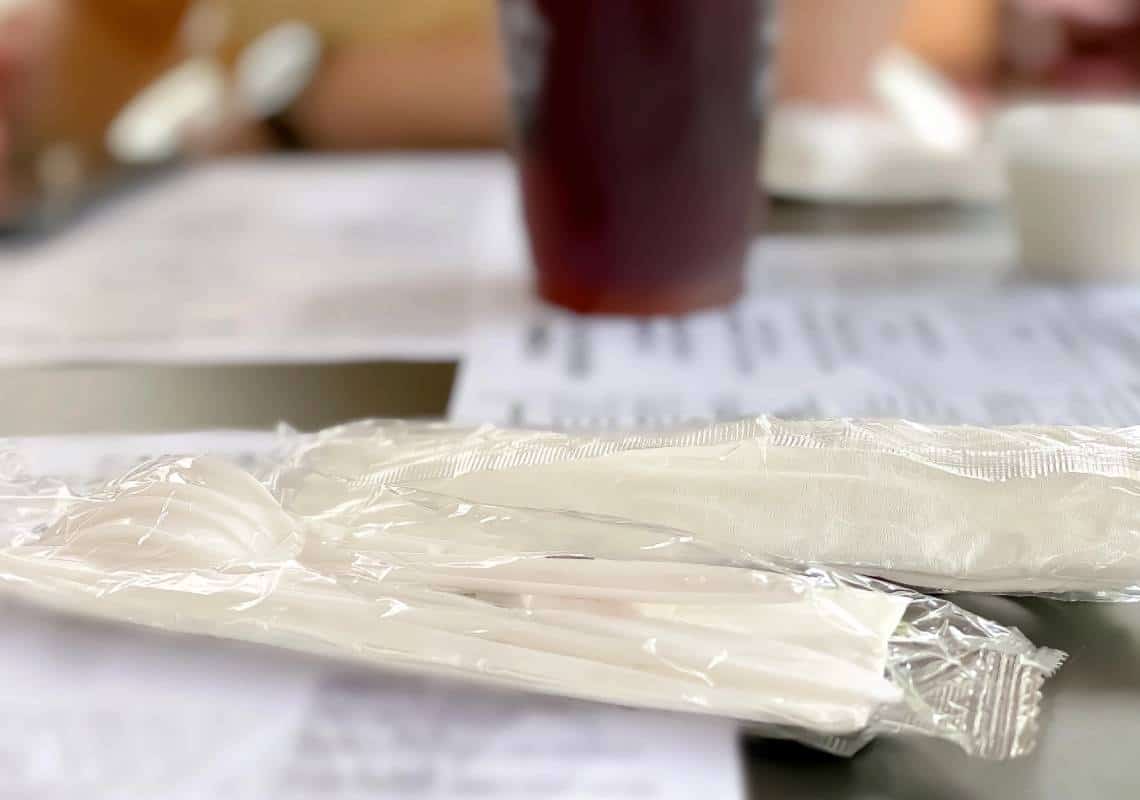 החל מהיום: סכו"ם חד פעמי ומפיות בשירות עצמי הוצאו ממסעדות בלוס אנג'לס