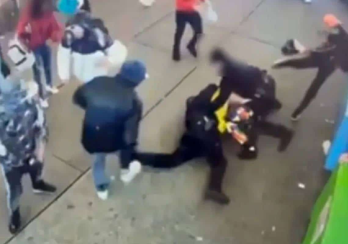 אנרכיה במנהטן: מסתנני-גבול הכו את שוטרי ה-NYPD בטיימס-סקוור - למחרת, הם כבר השתחררו בלי ערבות לרחובות העיר