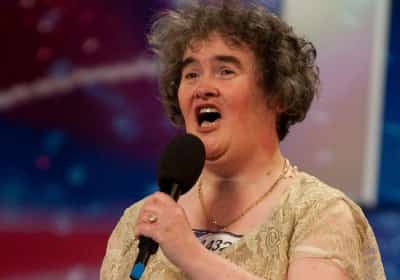 16 שנים אחרי שריגשה את העולם: סוזן בויל צועדת על השטיח האדום במראה חדש לגמרי