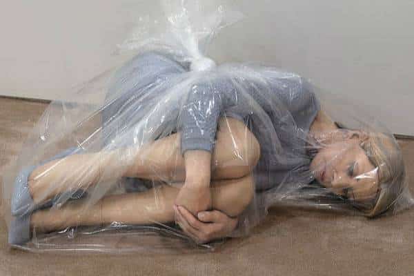 בתערוכה הזו במיאמי מתעקשים שאנחנו עדיין אנושיים: אז בואו להירגע עם מעט אמנות ושאלות קיומיות