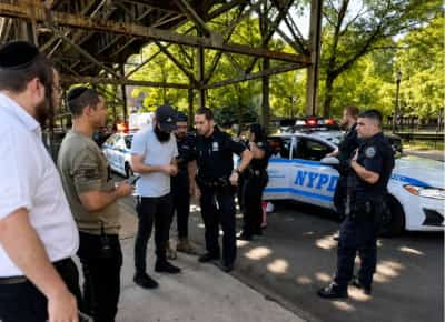 ניו יורק: בחור ישיבה חרדי שמע את אשתו מותקפת בטלפון - רץ והסתער על הפורץ החמוש